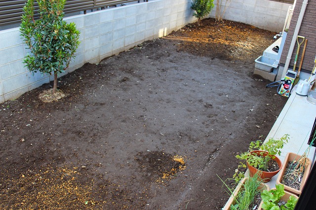 庭の土に、川砂と鹿沼土を混ぜる