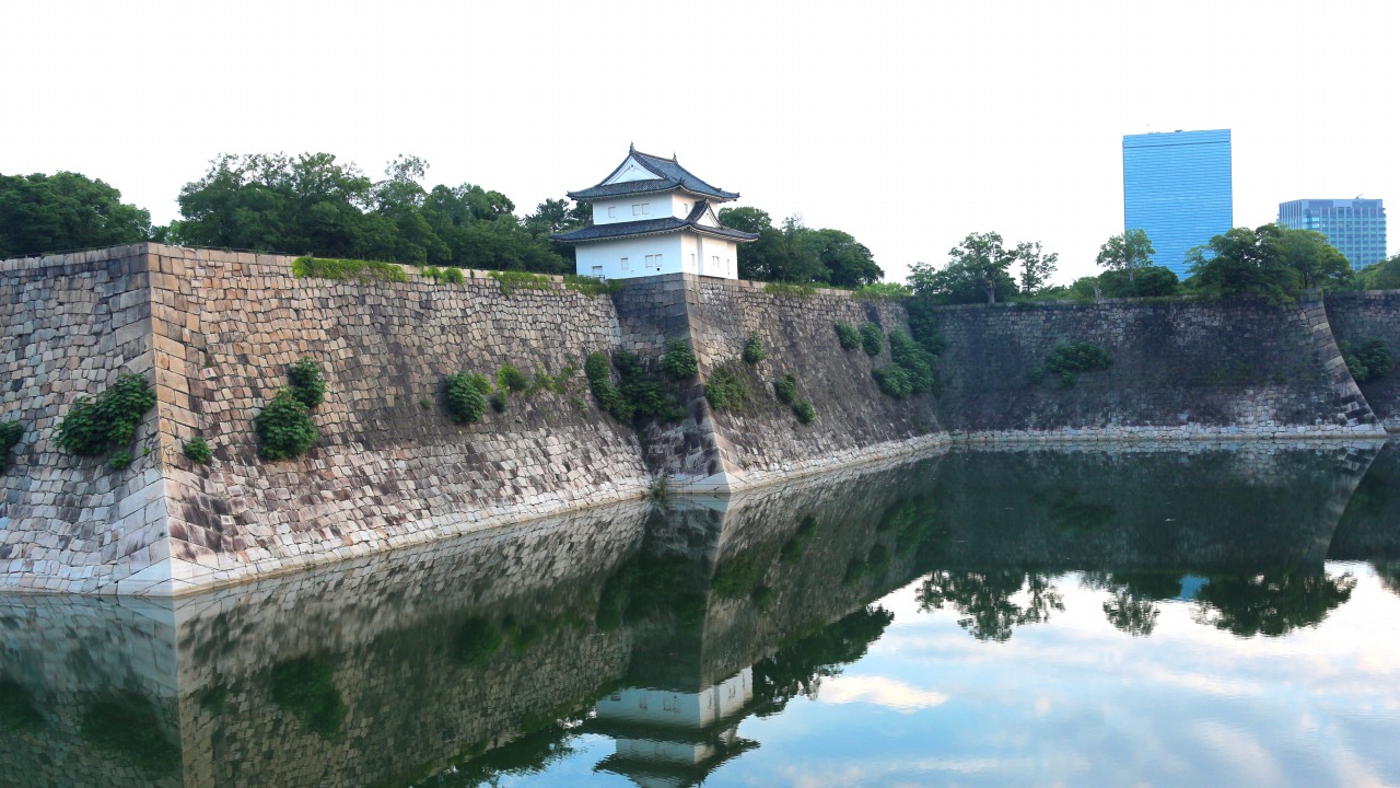 大阪城の石垣と堀