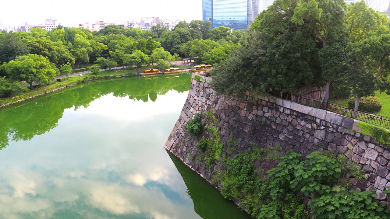 大阪城の石垣と堀